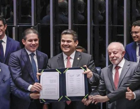 Solenidade com a presen&ccedil;a de Lula
