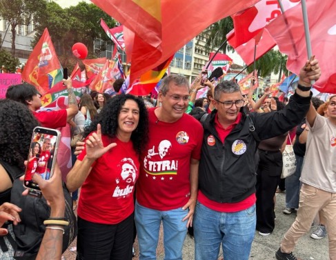 Marina do MST e Lindbergh Farias em ato do PT, no Centro de Campos