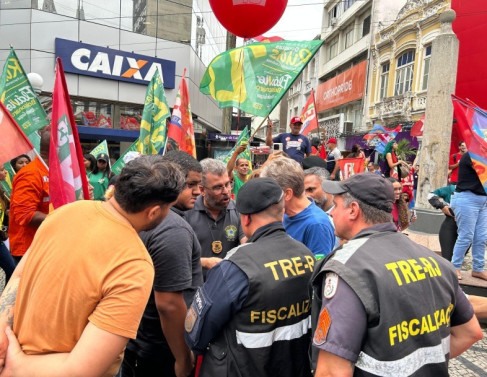 Representantes do PT e PL e agentes da fiscaliza&ccedil;&atilde;o do TRE-RJ