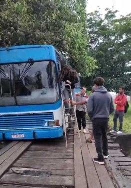 &Ocirc;nibus escolar fica travado em cima de ponte de madeira em Campos