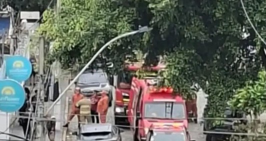 Corpo de bombeiros no local do inc&ecirc;ndio 