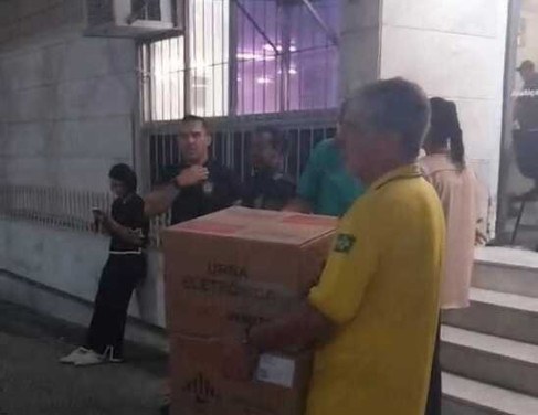 Chega das urnas e m&iacute;dias em Campos 