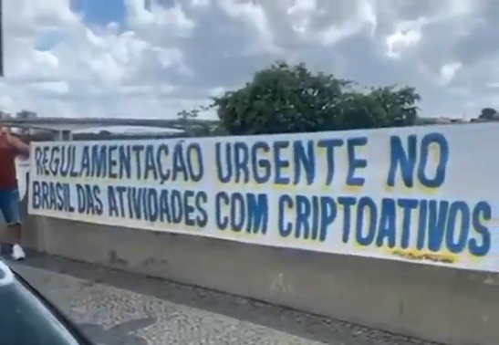 Uma das faixas estendidas durante o protesto