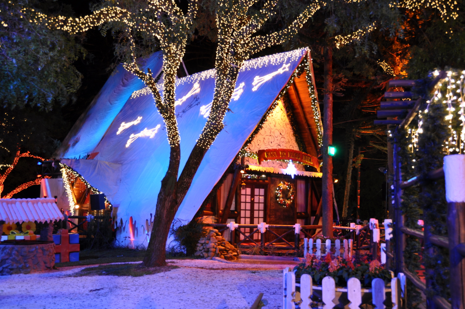 Resultado de imagem para Em uma casa no alto de uma montanha com muita nebulosidade morava um senhor bondoso