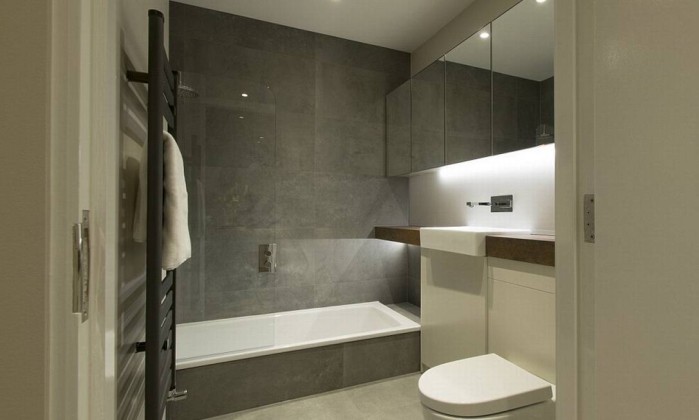 2B8654F700000578-3204956-There_is_also_an_attached_bathroom_complete_with_a_modern_bath_t-a-4_1440144162877