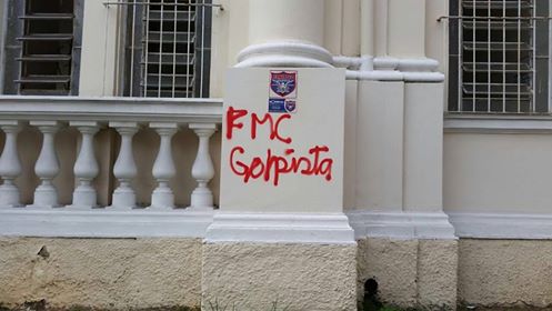 Faculdade de Medicina - homenagem a Bolsonaro - muro pichado